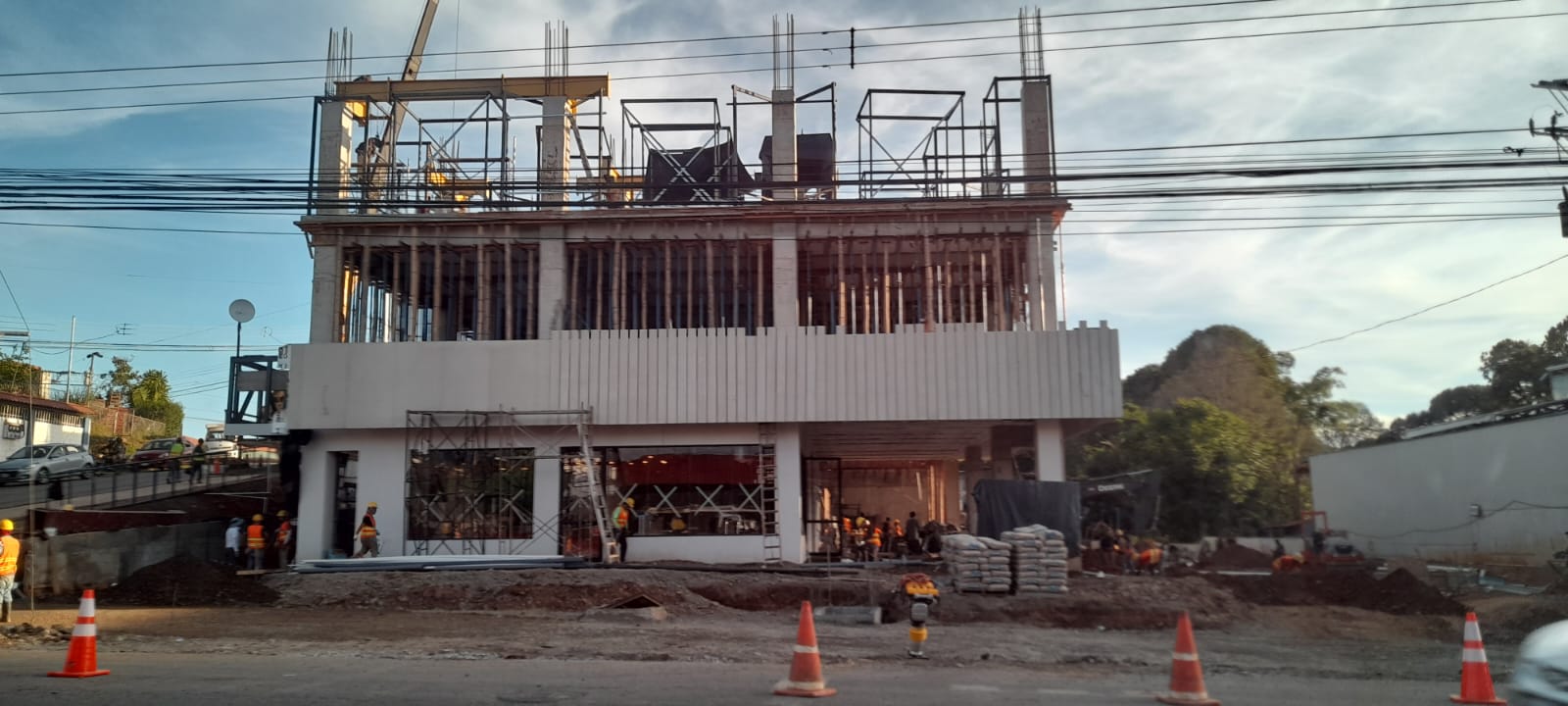Interior del edificio en construcción mostrando estructura metálica del cielo raso y andamios